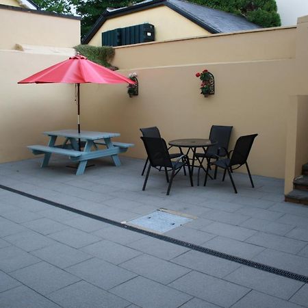 Luxury Townhouse -Free Private Parking- 2 Bedrooms Both En-Suite -Sleeps 5 - Fully Equipped Kitchen, Dining Room- Living Room With Tv Dvd Outside Courtyard With Seating - Fast Wi-Fi- 2-Minute Walk To Town Centre Cill Airne Esterno foto