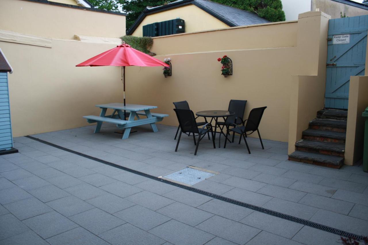 Luxury Townhouse -Free Private Parking- 2 Bedrooms Both En-Suite -Sleeps 5 - Fully Equipped Kitchen, Dining Room- Living Room With Tv Dvd Outside Courtyard With Seating - Fast Wi-Fi- 2-Minute Walk To Town Centre Cill Airne Esterno foto