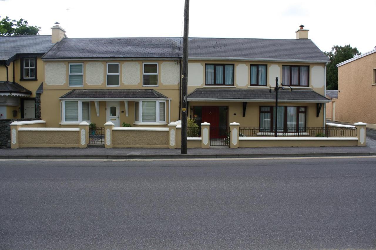 Luxury Townhouse -Free Private Parking- 2 Bedrooms Both En-Suite -Sleeps 5 - Fully Equipped Kitchen, Dining Room- Living Room With Tv Dvd Outside Courtyard With Seating - Fast Wi-Fi- 2-Minute Walk To Town Centre Cill Airne Esterno foto