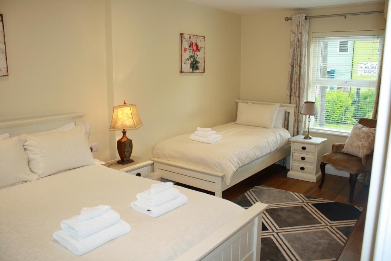 Luxury Townhouse -Free Private Parking- 2 Bedrooms Both En-Suite -Sleeps 5 - Fully Equipped Kitchen, Dining Room- Living Room With Tv Dvd Outside Courtyard With Seating - Fast Wi-Fi- 2-Minute Walk To Town Centre Cill Airne Esterno foto
