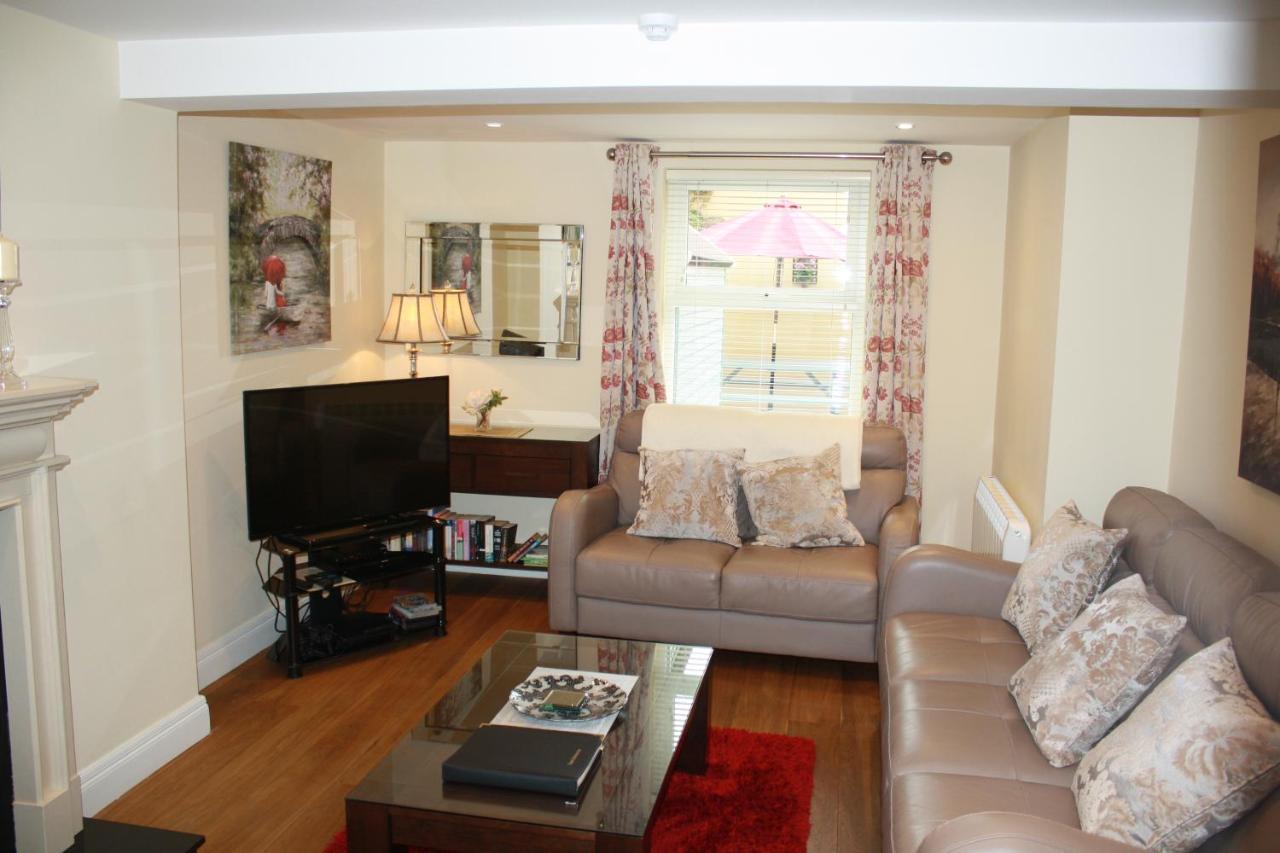 Luxury Townhouse -Free Private Parking- 2 Bedrooms Both En-Suite -Sleeps 5 - Fully Equipped Kitchen, Dining Room- Living Room With Tv Dvd Outside Courtyard With Seating - Fast Wi-Fi- 2-Minute Walk To Town Centre Cill Airne Esterno foto