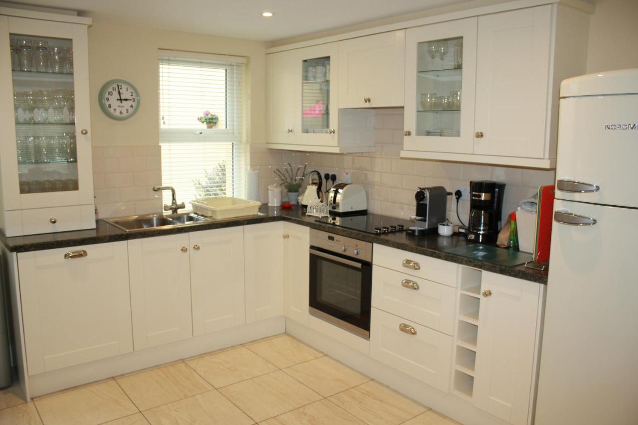 Luxury Townhouse -Free Private Parking- 2 Bedrooms Both En-Suite -Sleeps 5 - Fully Equipped Kitchen, Dining Room- Living Room With Tv Dvd Outside Courtyard With Seating - Fast Wi-Fi- 2-Minute Walk To Town Centre Cill Airne Esterno foto