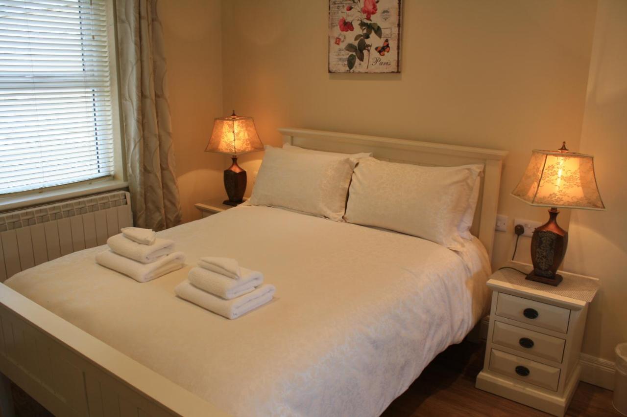 Luxury Townhouse -Free Private Parking- 2 Bedrooms Both En-Suite -Sleeps 5 - Fully Equipped Kitchen, Dining Room- Living Room With Tv Dvd Outside Courtyard With Seating - Fast Wi-Fi- 2-Minute Walk To Town Centre Cill Airne Esterno foto
