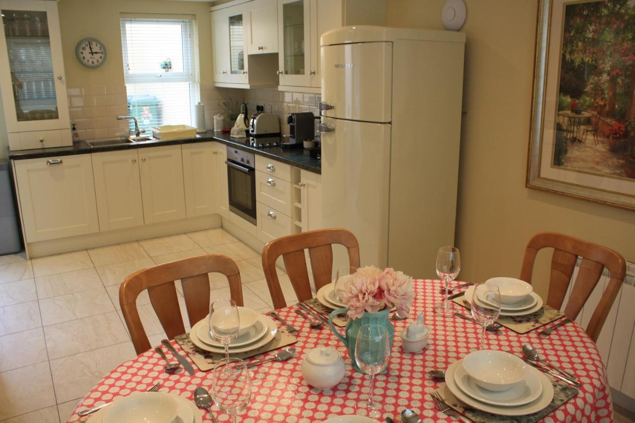 Luxury Townhouse -Free Private Parking- 2 Bedrooms Both En-Suite -Sleeps 5 - Fully Equipped Kitchen, Dining Room- Living Room With Tv Dvd Outside Courtyard With Seating - Fast Wi-Fi- 2-Minute Walk To Town Centre Cill Airne Esterno foto