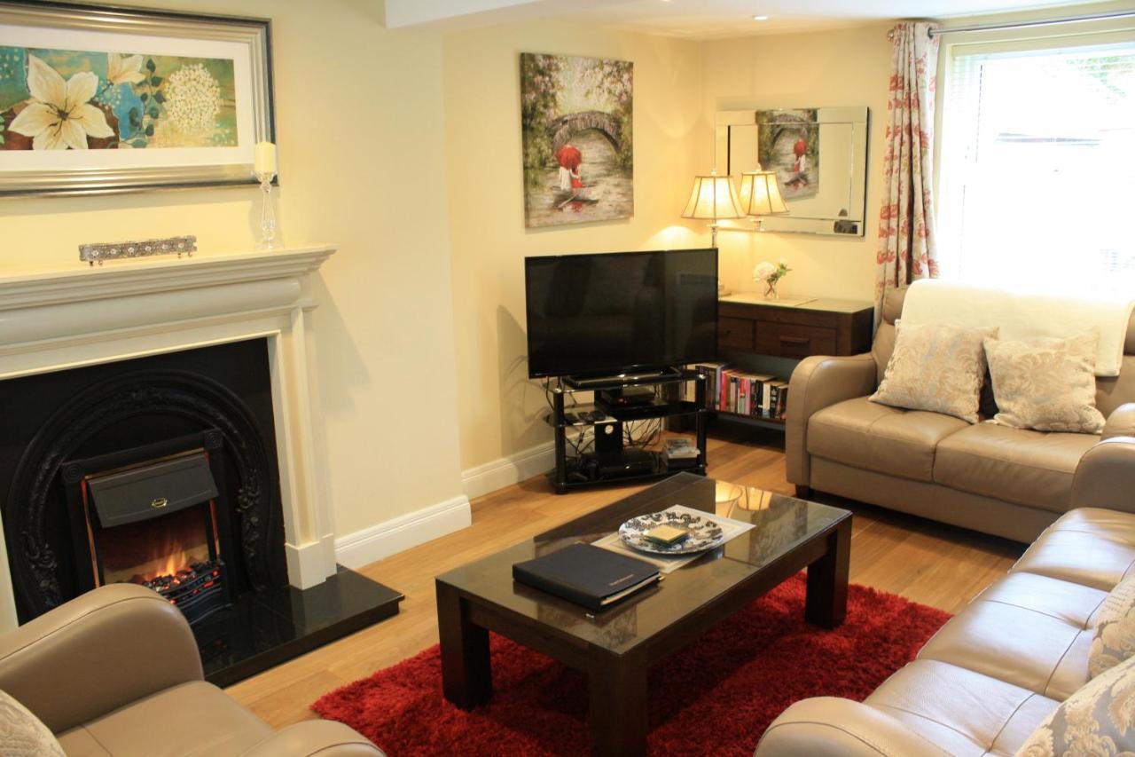 Luxury Townhouse -Free Private Parking- 2 Bedrooms Both En-Suite -Sleeps 5 - Fully Equipped Kitchen, Dining Room- Living Room With Tv Dvd Outside Courtyard With Seating - Fast Wi-Fi- 2-Minute Walk To Town Centre Cill Airne Esterno foto
