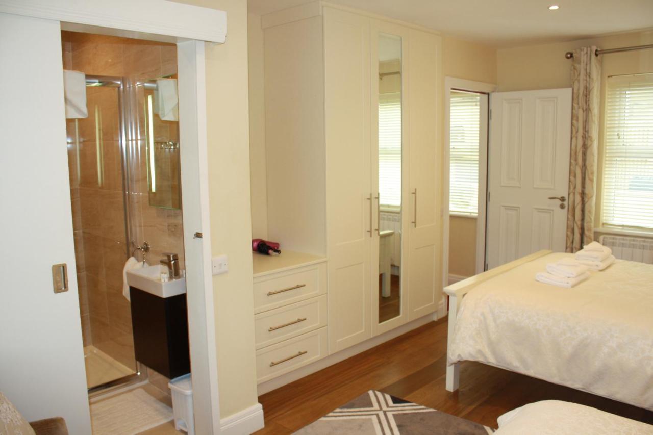 Luxury Townhouse -Free Private Parking- 2 Bedrooms Both En-Suite -Sleeps 5 - Fully Equipped Kitchen, Dining Room- Living Room With Tv Dvd Outside Courtyard With Seating - Fast Wi-Fi- 2-Minute Walk To Town Centre Cill Airne Esterno foto