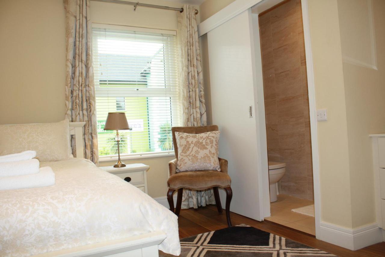 Luxury Townhouse -Free Private Parking- 2 Bedrooms Both En-Suite -Sleeps 5 - Fully Equipped Kitchen, Dining Room- Living Room With Tv Dvd Outside Courtyard With Seating - Fast Wi-Fi- 2-Minute Walk To Town Centre Cill Airne Esterno foto