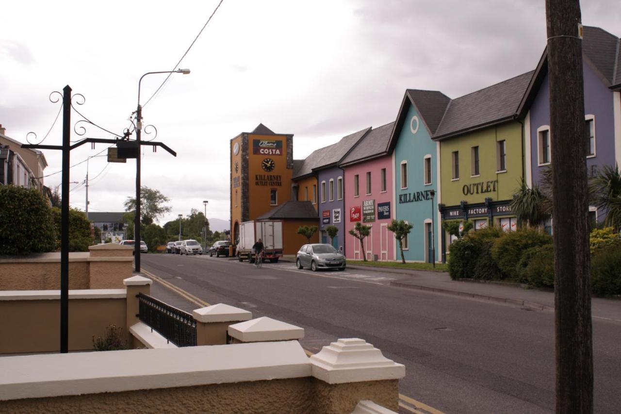 Luxury Townhouse -Free Private Parking- 2 Bedrooms Both En-Suite -Sleeps 5 - Fully Equipped Kitchen, Dining Room- Living Room With Tv Dvd Outside Courtyard With Seating - Fast Wi-Fi- 2-Minute Walk To Town Centre Cill Airne Esterno foto