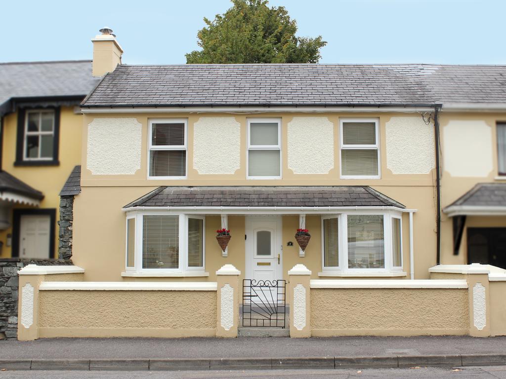 Luxury Townhouse -Free Private Parking- 2 Bedrooms Both En-Suite -Sleeps 5 - Fully Equipped Kitchen, Dining Room- Living Room With Tv Dvd Outside Courtyard With Seating - Fast Wi-Fi- 2-Minute Walk To Town Centre Cill Airne Esterno foto